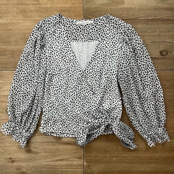 Abercrombie & Fitch Black and White Wrap Blouse - Picture 2 of 12
